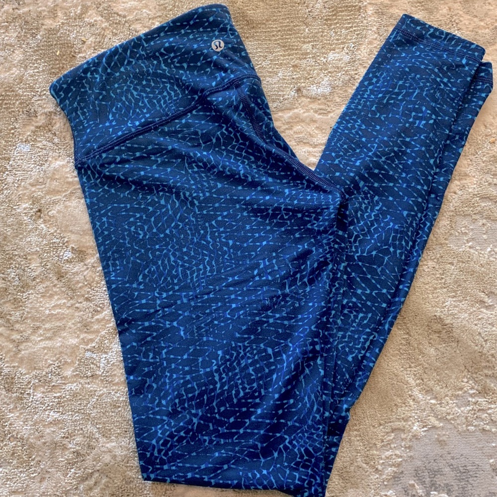 Lululemon Size 8 blue water pattern long leggings